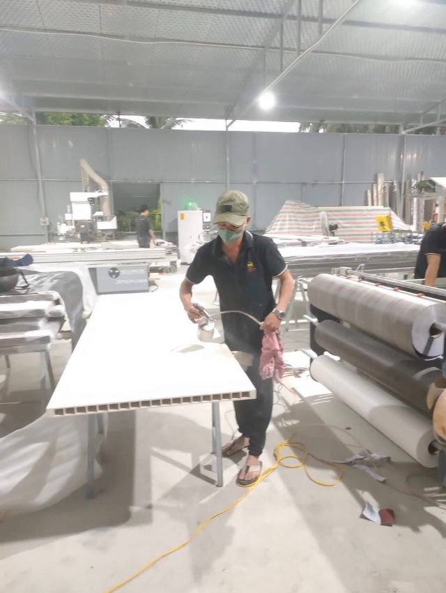 Cắt phôi cửa nhựa composite theo kích thước