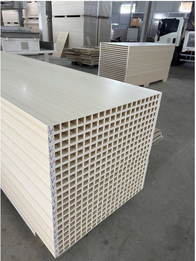 NÊN LỰA CHỌN PHÔI CỬA COMPOSITE NHẬP KHẨU HAY NỘI ĐỊA?