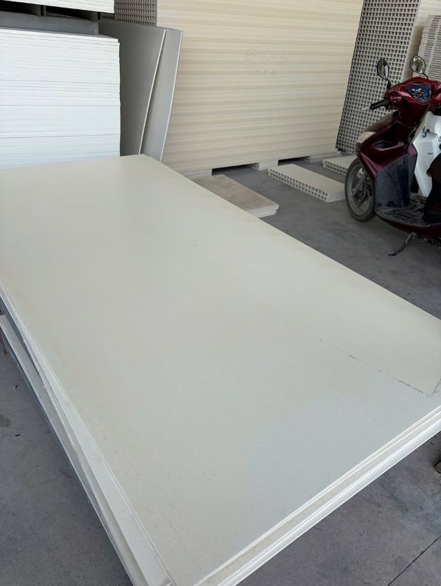 Kiểm tra phôi cửa composite trước khi gia công
