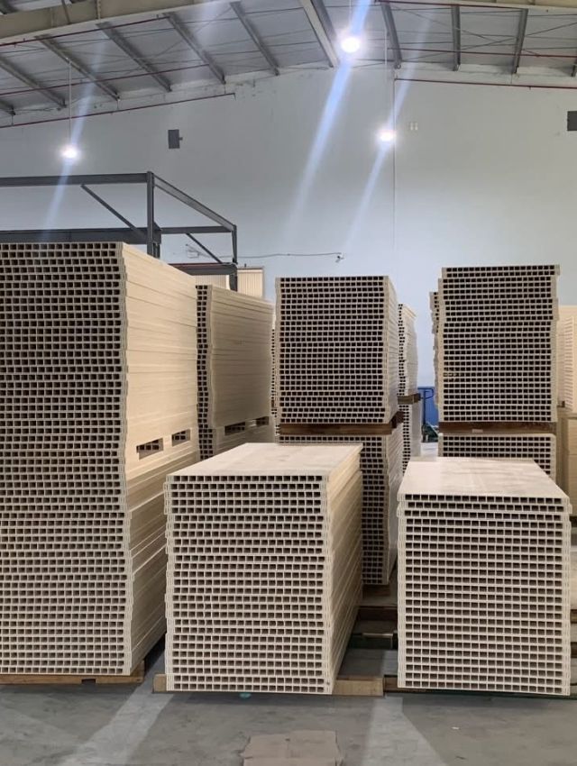 phoi cua composite duoc sap xep trong kho
