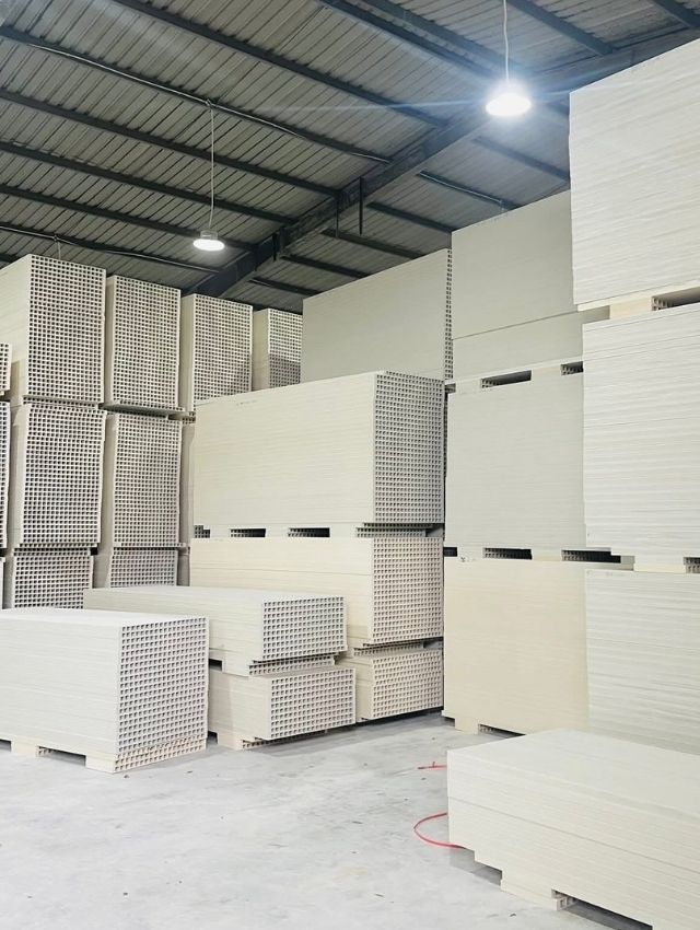 phoi cua composite duoc tap ket tai nha may THỰC TẾ GIA CÔNG - KINH NGHIỆM CHỌN PHÔI CỬA NHỰA COMPOSITE